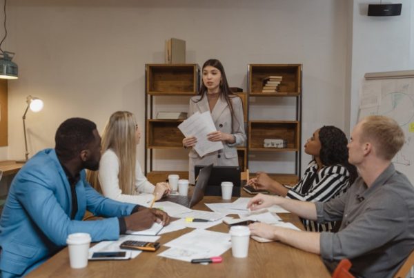 Quienes luchan por lidiar con el estrés laboral pueden correr el riesgo de padecer síndrome de burnout. Esto hace que los empleados se sientan exhaustos, vacíos e incapaces de hacer frente a las exigencias de la vida. En este artículo te hablaremos sobre el síndrome de burnout, qué es, sus síntomas y qué lo provoca. Además te daremos algunos consejos para gestionarlos en mandos intermedios y managers. ¿Qué es el síndrome de burnout? La palabra «burnout» fue descrita por primera vez en 1974 por el alemán Herbert Freudenberger. Este término apareció en su libro: Burnout: The High Cost of High Achievement. Originalmente, definió el burnout como «la ausencia de motivación o incentivo. Sobre todo cuando el deseo a una causa o relación no produce los resultados deseados». Así que, si te sientes agotado, comienzas a odiar tu trabajo y a sentirse menos capaz, pueden ser signos de burnout. En pocas palabras, es una reacción al estrés laboral prolongado o crónico. «En 2019 la Organización Mundial de la Salud reconoció el “burnout”, como una enfermedad, sin embargo su diagnóstico entrará en vigor a partir de 2022.« El estrés que contribuye al burnout puede provenir principalmente del trabajo, pero el estrés de la vida cotidiana puede aumentarlo. La personalidad y los pensamientos, como el perfeccionismo y pesimismo, también pueden contribuir a elevarlo. ¿Qué provoca el síndrome de burnout? Foto de Pixabay. Licencia CCO. Un trabajo demandante no siempre conduce al síndrome de burnout. Si el estrés es bien manejado, es posible que no se produzcan efectos nocivos. Pero algunas personas o bien, en determinadas ocupaciones, corren mayor riesgo que en otras. A continuación te detallamos algunas de las causas principales de síndrome de burnout: Presión de tiempo irrazonable. Las personas que dicen no tener tiempo suficiente para realizar su trabajo pueden tener un mayor riesgo de padecerlo. Falta de comunicación y apoyo de un gerente. El apoyo de los jefes ofrece un amortiguador psicológico contra el estrés, esto implica menos probabilidades de experimentarlo. Falta de claridad de roles. Los empleados pueden agotarse simplemente al tratar de averiguar qué se supone que deben hacer. Carga de trabajo inmanejable. Cuando no pueden con la carga exagerada de trabajo, incluso los empleados más optimistas se sentirán desesperados y abrumados. Trato injusto. Los empleados que se sienten tratados injustamente, como el favoritismo, mala compensación y maltrato por parte de compañeros de trabajo. Síntomas del burnout Si bien el síndrome de burnout no es un trastorno psicológico diagnosticable, no significa que no deba tomarse en serio. Estos son algunos de sus síntomas más comunes: Alienación de las actividades relacionadas con el trabajo. Ven su trabajo cada vez más estresante y frustrante, pueden volverse intolerantes con su entorno laboral y compañeros. También pueden distanciarse emocionalmente y sentirse insensibles. Síntomas físicos. El estrés crónico puede provocar síntomas físicos, como dolores de cabeza y de estómago o problemas intestinales. Agotamiento emocional. El síndrome de burnout hace que las personas se sientan agotadas, incapaces de hacer frente a las cosas y cansadas. A menudo carecen de energía para hacer el trabajo. Bajo rendimiento. El agotamiento afecta principalmente las tareas diarias no importa donde trabajes. Tienen dificultad para concentrarse y, a menudo, carecen de creatividad. Depresión. El síndrome de burnout comparte algunos síntomas similares con la depresión. De hecho, quienes experimentan el burnout también pueden tener un mayor riesgo de desarrollar depresión. Consejos para gestionar el síndrome de burnout en mandos intermedios y managers Foto de Pixabay. Licencia CCO. Cada vez existe un mayor estrés laboral en los puestos gerenciales; y a su vez menos empleados se sienten comprometidos con su trabajo. Esto deja ver en claro que hay una mayor necesidad de motivación. Pero el hecho de que cada vez haya más líderes desmotivados, la situación se agrava aún más; ya que de ellos depende que el equipo funcione, sea productivo y cumpla a cabalidad con las metas propuestas. A continuación te mencionamos algunos consejos claves para que puedas ayudar a los intermedios y managers en estas situaciones. 1. Entrena y capacita a tus managers con los conocimientos necesarios para gestionar personal en un entorno de trabajo híbrido Todos los miembros del equipo deben sentirse atendidos por igual. No importa si trabajan a tu lado o fuera de tu alcance inmediato, todos deben recibir la misma atención. En lugar de hablar, preocúpate por hacer las preguntas correctas. Sé buen oyente. Crear u optimizar el entrenamiento ofrecido a los mandos intermedios para mejorar su desempeño en el trabajo. Desarrolla tácticas para mejorar las relaciones con tu equipo 2. Apoya a los managers a adoptar una mentalidad de cambio Conoce la estrategia general de la empresa para poder asimilar el papel de tu equipo. Comprende el poder del “no lo sé”. No tienes porqué saberlo todo. Siéntete cómodo con pensar de acuerdo con las circunstancias y resolver los problemas a medida que van surgiendo. 3. Cerciórate que los managers y mandos intermedios tengan cualidades de liderazgo Estos son algunas características básicas que todo líder debe tener y como gerente puedes ayudar a fomentarlo: Conoce su rol: Aprovecha el talento de cada uno de tus miembros de equipo. Inspíralos y motívalos. Conocer el negocio: Aprende todos los aspectos y funcionamiento general de la empresa, esto incluye los cambios que pueda incurrir. Conectar con el equipo: Conéctate con los empleados en un nivel intelectual y emocional. Aprende a compartir información con tu equipo de forma convincente y significativa. Orientados a resultados: Celebra los logros de tu equipo y apóyalos a través de oportunidades de entrenamiento y desarrollo. 4. Apoya la salud mental de los managers y mandos intermedios Míralos como seres humanos, que eres capaz de empatizar con ellos y que te preocupa su bienestar. «El síndrome de burnout está asociado al agotamiento mental, emocional y físico causado por el trabajo.» Ahora ya sabes que el entrenamiento y la capacitación desempeñan un papel importante en la estabilidad emocional del empleado. Por ello, te contamos lo que el Instituto Educativo CETEMIN puede hacer por tus trabajadores de empresas mineras. Te brindamos una amplia gama de programas de capacitación exclusivamente para la plantilla de tus trabajadores mineros. Nuestro modelo educativo se basa en el desarrollo y fortalecimiento de competencias técnicas y habilidades blandas. Por medio de este sistema nos permite proveer técnicos de excelencia a la industria local. Además de futuros líderes que pueden tomar las riendas de puestos con mayor envergadura en la industria minera. Conclusión Aunque el término «burnout» sugiere que puede ser una condición permanente, es reversible. Una persona que lo padezca puede necesitar hacer algunos cambios en su entorno laboral. Como líder de personal es tu deber velar para que los trabajadores se sientan a gusto en su entorno laboral. Algunas formas de hacerle frente son por medio de la capacitación y entrenamiento continuo. En CETEMIN pensamos en la salud emocional y física de tus trabajadores mineros. Ponte en contacto con nosotros y ofrécele a tus trabajadores un entrenamiento y capacitación eficaz. Permítele que pueda sentirse a gusto en su lugar de trabajo. Si te ha gustado este artículo, te recomendamos leer: Aprendizaje por competencias técnicas y habilidades blandas Estrategias efectivas para promover el liderazgo en tu empresa ¿Cómo mejorar las capacidades y habilidades de tus trabajadores?