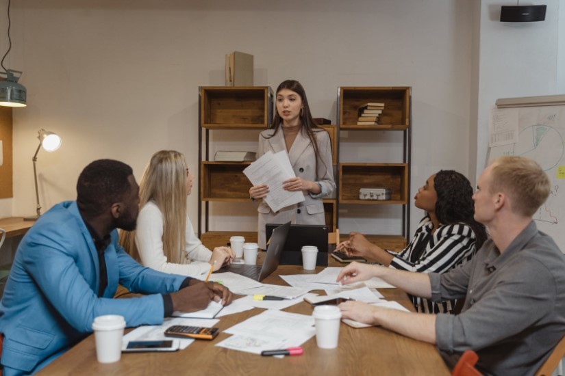 Quienes luchan por lidiar con el estrés laboral pueden correr el riesgo de padecer síndrome de burnout. Esto hace que los empleados se sientan exhaustos, vacíos e incapaces de hacer frente a las exigencias de la vida. En este artículo te hablaremos sobre el síndrome de burnout, qué es, sus síntomas y qué lo provoca. Además te daremos algunos consejos para gestionarlos en mandos intermedios y managers. ¿Qué es el síndrome de burnout? La palabra «burnout» fue descrita por primera vez en 1974 por el alemán Herbert Freudenberger. Este término apareció en su libro: Burnout: The High Cost of High Achievement. Originalmente, definió el burnout como «la ausencia de motivación o incentivo. Sobre todo cuando el deseo a una causa o relación no produce los resultados deseados». Así que, si te sientes agotado, comienzas a odiar tu trabajo y a sentirse menos capaz, pueden ser signos de burnout. En pocas palabras, es una reacción al estrés laboral prolongado o crónico. «En 2019 la Organización Mundial de la Salud reconoció el “burnout”, como una enfermedad, sin embargo su diagnóstico entrará en vigor a partir de 2022.« El estrés que contribuye al burnout puede provenir principalmente del trabajo, pero el estrés de la vida cotidiana puede aumentarlo. La personalidad y los pensamientos, como el perfeccionismo y pesimismo, también pueden contribuir a elevarlo. ¿Qué provoca el síndrome de burnout? Foto de Pixabay. Licencia CCO. Un trabajo demandante no siempre conduce al síndrome de burnout. Si el estrés es bien manejado, es posible que no se produzcan efectos nocivos. Pero algunas personas o bien, en determinadas ocupaciones, corren mayor riesgo que en otras. A continuación te detallamos algunas de las causas principales de síndrome de burnout: Presión de tiempo irrazonable. Las personas que dicen no tener tiempo suficiente para realizar su trabajo pueden tener un mayor riesgo de padecerlo. Falta de comunicación y apoyo de un gerente. El apoyo de los jefes ofrece un amortiguador psicológico contra el estrés, esto implica menos probabilidades de experimentarlo. Falta de claridad de roles. Los empleados pueden agotarse simplemente al tratar de averiguar qué se supone que deben hacer. Carga de trabajo inmanejable. Cuando no pueden con la carga exagerada de trabajo, incluso los empleados más optimistas se sentirán desesperados y abrumados. Trato injusto. Los empleados que se sienten tratados injustamente, como el favoritismo, mala compensación y maltrato por parte de compañeros de trabajo. Síntomas del burnout Si bien el síndrome de burnout no es un trastorno psicológico diagnosticable, no significa que no deba tomarse en serio. Estos son algunos de sus síntomas más comunes: Alienación de las actividades relacionadas con el trabajo. Ven su trabajo cada vez más estresante y frustrante, pueden volverse intolerantes con su entorno laboral y compañeros. También pueden distanciarse emocionalmente y sentirse insensibles. Síntomas físicos. El estrés crónico puede provocar síntomas físicos, como dolores de cabeza y de estómago o problemas intestinales. Agotamiento emocional. El síndrome de burnout hace que las personas se sientan agotadas, incapaces de hacer frente a las cosas y cansadas. A menudo carecen de energía para hacer el trabajo. Bajo rendimiento. El agotamiento afecta principalmente las tareas diarias no importa donde trabajes. Tienen dificultad para concentrarse y, a menudo, carecen de creatividad. Depresión. El síndrome de burnout comparte algunos síntomas similares con la depresión. De hecho, quienes experimentan el burnout también pueden tener un mayor riesgo de desarrollar depresión. Consejos para gestionar el síndrome de burnout en mandos intermedios y managers Foto de Pixabay. Licencia CCO. Cada vez existe un mayor estrés laboral en los puestos gerenciales; y a su vez menos empleados se sienten comprometidos con su trabajo. Esto deja ver en claro que hay una mayor necesidad de motivación. Pero el hecho de que cada vez haya más líderes desmotivados, la situación se agrava aún más; ya que de ellos depende que el equipo funcione, sea productivo y cumpla a cabalidad con las metas propuestas. A continuación te mencionamos algunos consejos claves para que puedas ayudar a los intermedios y managers en estas situaciones. 1. Entrena y capacita a tus managers con los conocimientos necesarios para gestionar personal en un entorno de trabajo híbrido Todos los miembros del equipo deben sentirse atendidos por igual. No importa si trabajan a tu lado o fuera de tu alcance inmediato, todos deben recibir la misma atención. En lugar de hablar, preocúpate por hacer las preguntas correctas. Sé buen oyente. Crear u optimizar el entrenamiento ofrecido a los mandos intermedios para mejorar su desempeño en el trabajo. Desarrolla tácticas para mejorar las relaciones con tu equipo 2. Apoya a los managers a adoptar una mentalidad de cambio Conoce la estrategia general de la empresa para poder asimilar el papel de tu equipo. Comprende el poder del “no lo sé”. No tienes porqué saberlo todo. Siéntete cómodo con pensar de acuerdo con las circunstancias y resolver los problemas a medida que van surgiendo. 3. Cerciórate que los managers y mandos intermedios tengan cualidades de liderazgo Estos son algunas características básicas que todo líder debe tener y como gerente puedes ayudar a fomentarlo: Conoce su rol: Aprovecha el talento de cada uno de tus miembros de equipo. Inspíralos y motívalos. Conocer el negocio: Aprende todos los aspectos y funcionamiento general de la empresa, esto incluye los cambios que pueda incurrir. Conectar con el equipo: Conéctate con los empleados en un nivel intelectual y emocional. Aprende a compartir información con tu equipo de forma convincente y significativa. Orientados a resultados: Celebra los logros de tu equipo y apóyalos a través de oportunidades de entrenamiento y desarrollo. 4. Apoya la salud mental de los managers y mandos intermedios Míralos como seres humanos, que eres capaz de empatizar con ellos y que te preocupa su bienestar. «El síndrome de burnout está asociado al agotamiento mental, emocional y físico causado por el trabajo.» Ahora ya sabes que el entrenamiento y la capacitación desempeñan un papel importante en la estabilidad emocional del empleado. Por ello, te contamos lo que el Instituto Educativo CETEMIN puede hacer por tus trabajadores de empresas mineras. Te brindamos una amplia gama de programas de capacitación exclusivamente para la plantilla de tus trabajadores mineros. Nuestro modelo educativo se basa en el desarrollo y fortalecimiento de competencias técnicas y habilidades blandas. Por medio de este sistema nos permite proveer técnicos de excelencia a la industria local. Además de futuros líderes que pueden tomar las riendas de puestos con mayor envergadura en la industria minera. Conclusión Aunque el término «burnout» sugiere que puede ser una condición permanente, es reversible. Una persona que lo padezca puede necesitar hacer algunos cambios en su entorno laboral. Como líder de personal es tu deber velar para que los trabajadores se sientan a gusto en su entorno laboral. Algunas formas de hacerle frente son por medio de la capacitación y entrenamiento continuo. En CETEMIN pensamos en la salud emocional y física de tus trabajadores mineros. Ponte en contacto con nosotros y ofrécele a tus trabajadores un entrenamiento y capacitación eficaz. Permítele que pueda sentirse a gusto en su lugar de trabajo. Si te ha gustado este artículo, te recomendamos leer: Aprendizaje por competencias técnicas y habilidades blandas Estrategias efectivas para promover el liderazgo en tu empresa ¿Cómo mejorar las capacidades y habilidades de tus trabajadores?