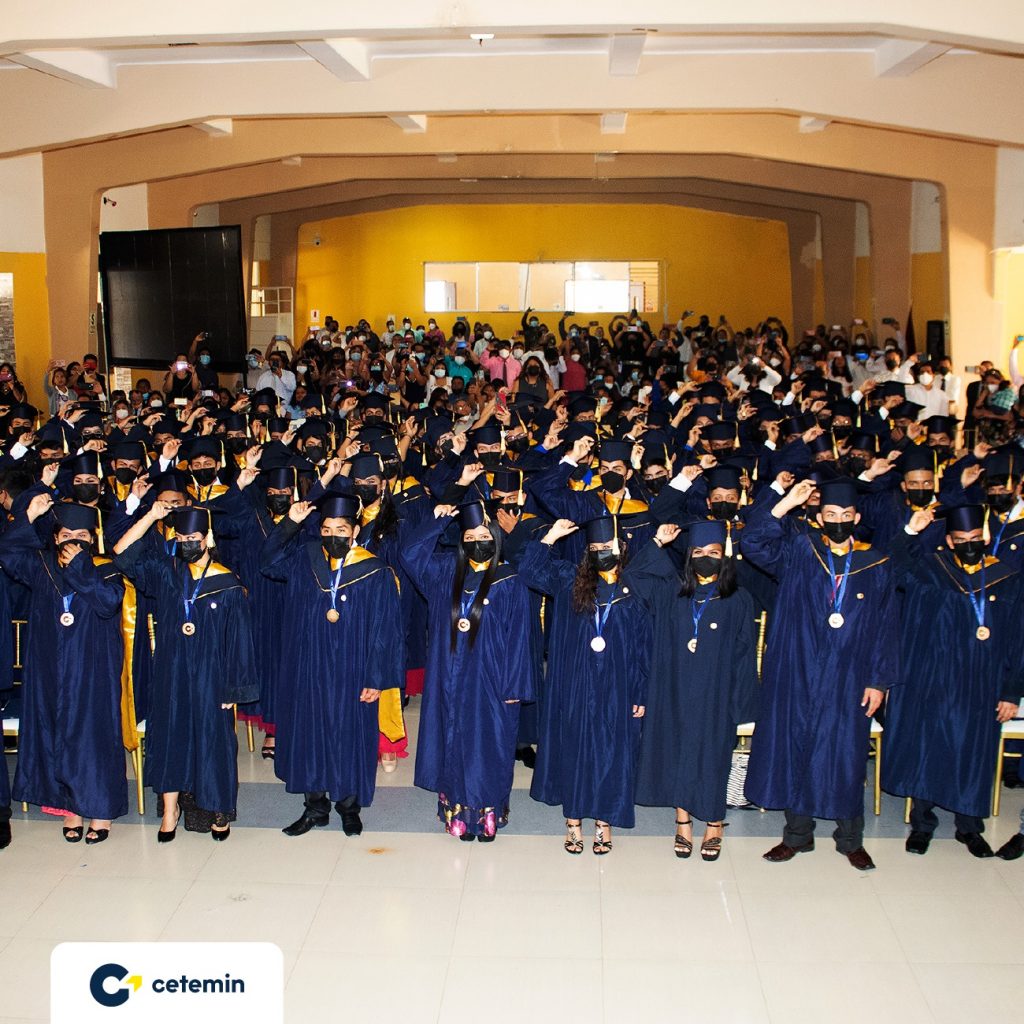 Jóvenes becarios del programa “Educando para el mañana” de Petroperú en Cetemin