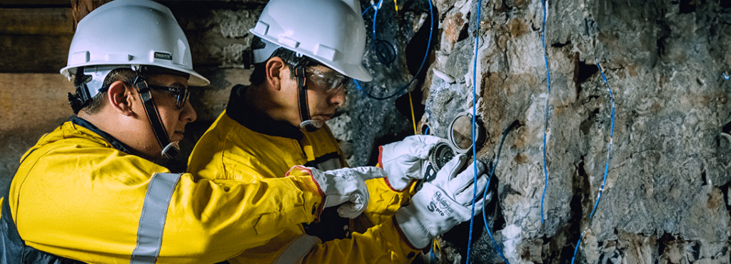 Jóvenes estudiando carreras cortas en Cetemin