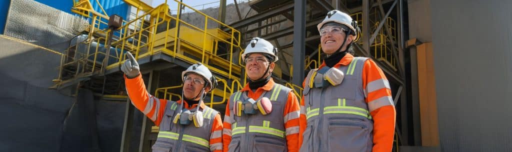 Trabajadores mineros practicando inteligencia emocional en la mina.