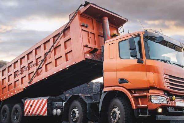 En este artículo conoceremos todo sobre los camiones dumper: para qué sirven, cómo funcionan, cuáles son sus tipos y sus aplicaciones en la industria minera y otras.