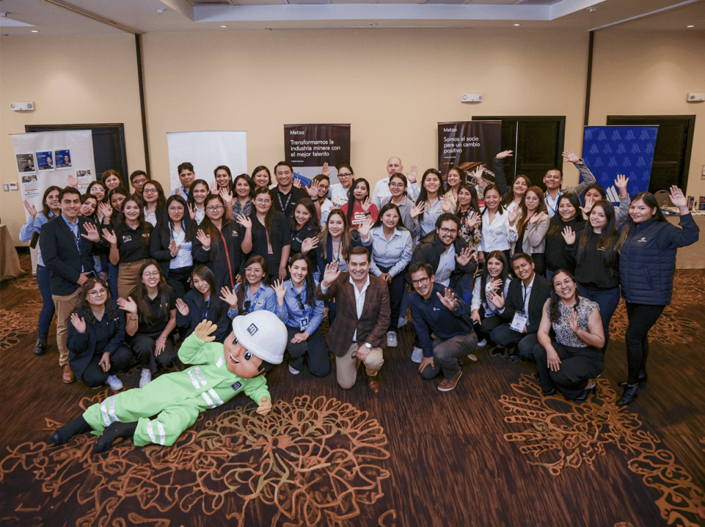 Participantes y empresas en la Feria de Empleabilidad Arequipa organizada por CETEMIN.