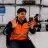 Personas con uniforme minero en un espacio de descanso.