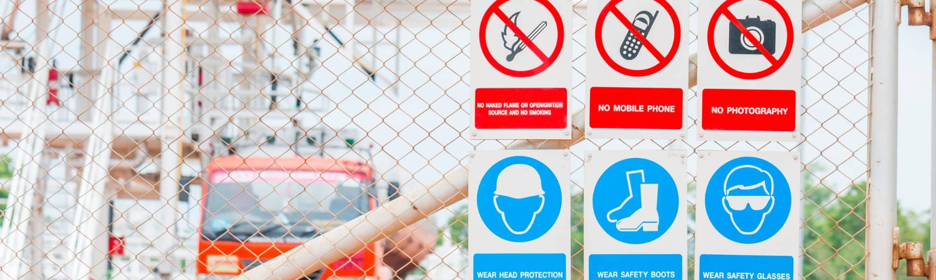 Conoce los tipos y funciones de las señales de seguridad industrial en entornos laborales riesgosos.