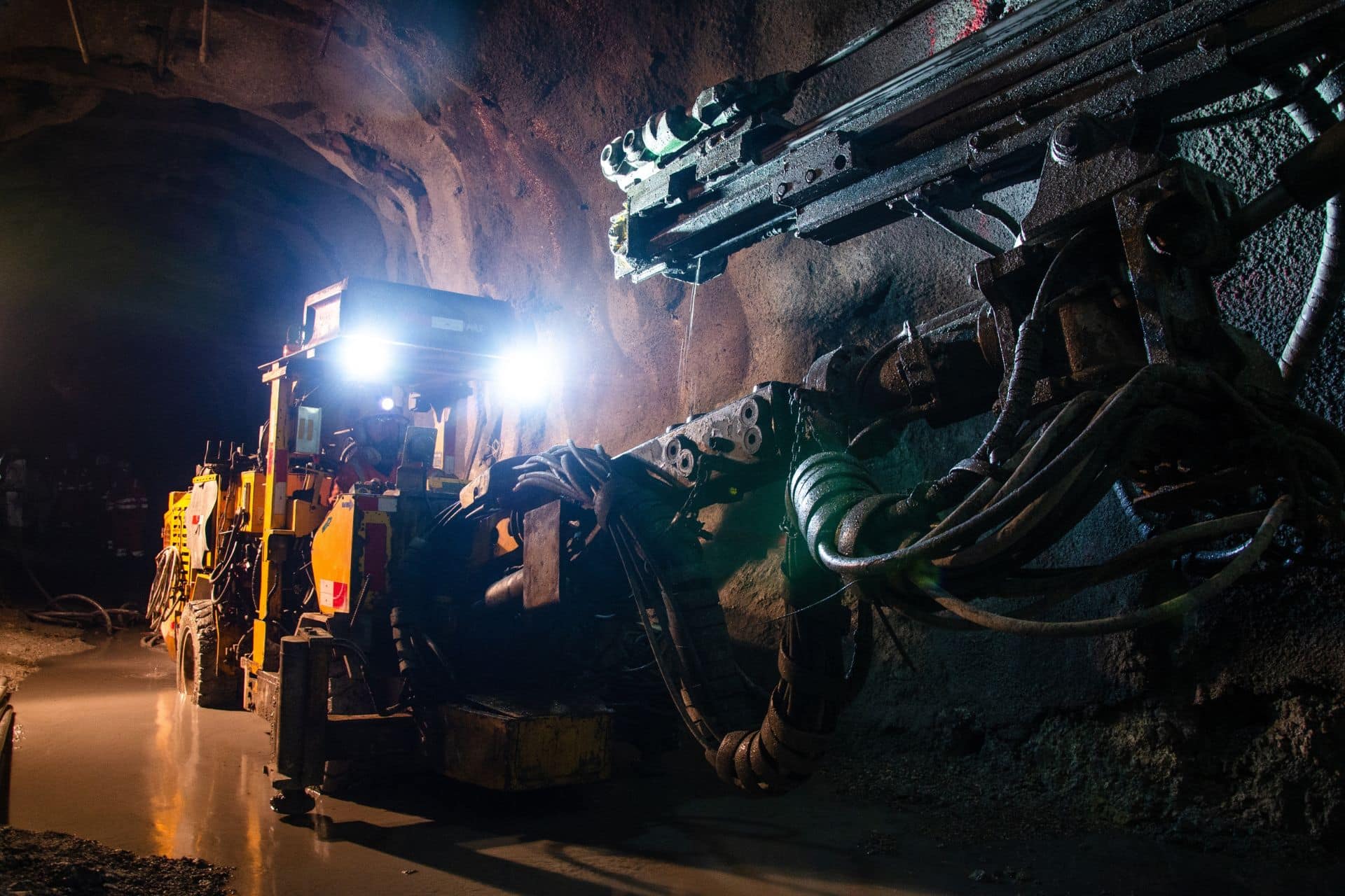 Descubre cómo la minería subterránea en el Perú representa uno de los mayores motores económicos de nuestra cordillera.
