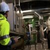 El mantenimiento industrial preventivo es la estrategia operativa para garantizar que la maquinaria trabaje sin interrupciones.