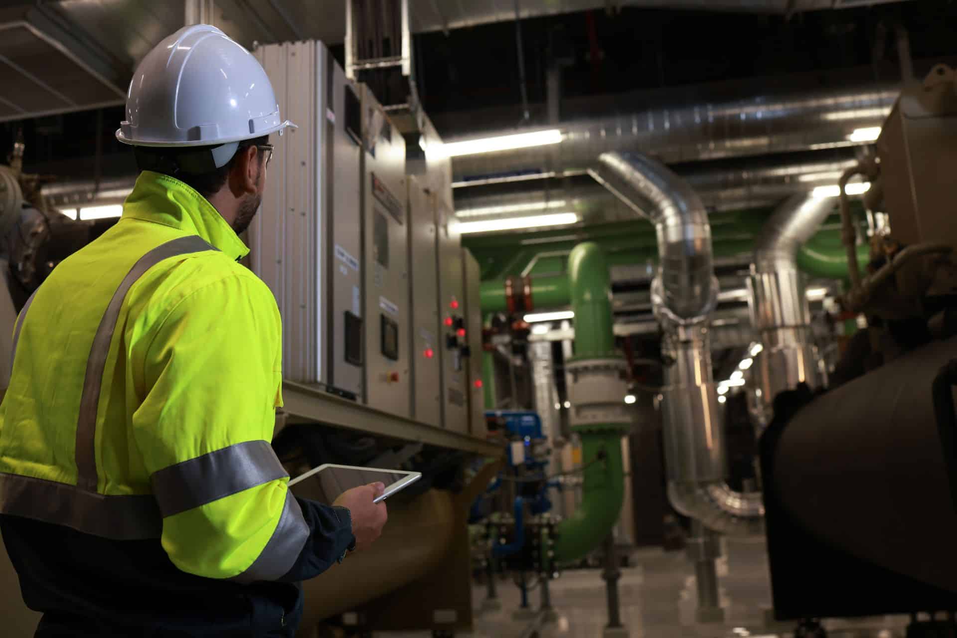 El mantenimiento industrial preventivo es la estrategia operativa para garantizar que la maquinaria trabaje sin interrupciones.